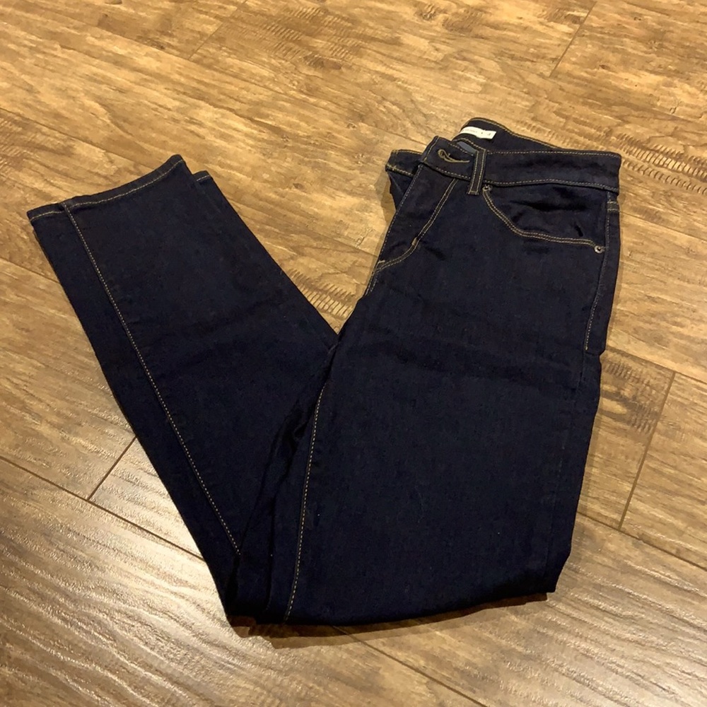 Levi’s dark wash classic mid rise skinny jeans